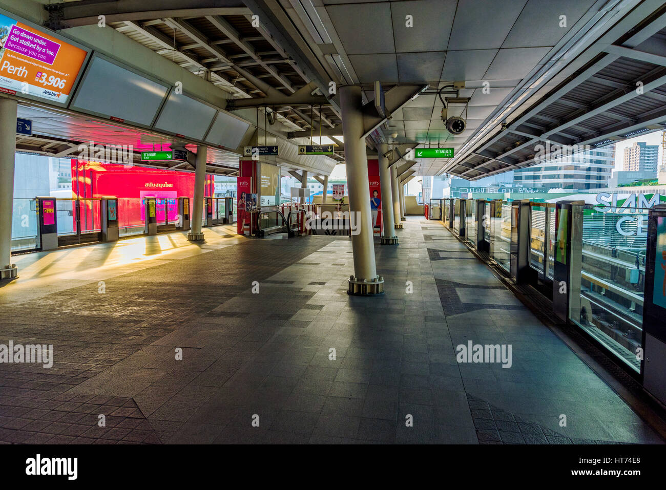 BANGKOK, Tailandia - 30 gennaio: Siam BTS sky train station che è una stazione occupata nell'area del centro cittadino di Bangkok dove molti turisti e gente del posto il cinghiale Foto Stock