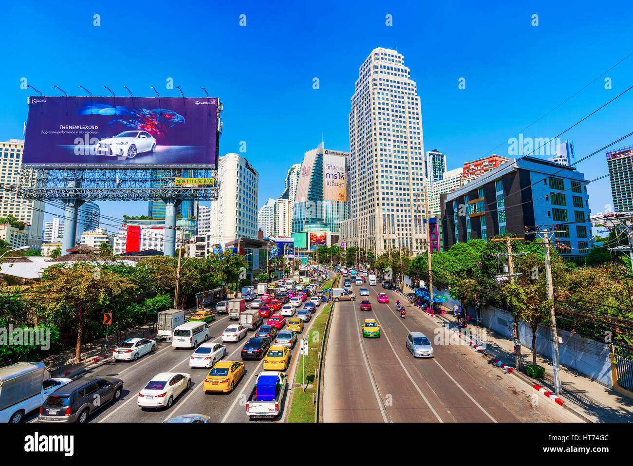 BANGKOK, Tailandia - 01 febbraio: questa è una vista del centro cittadino di Bangkok Asoke area con traffico e alti edifici in febbraio 01, 2017 a Bangkok Foto Stock