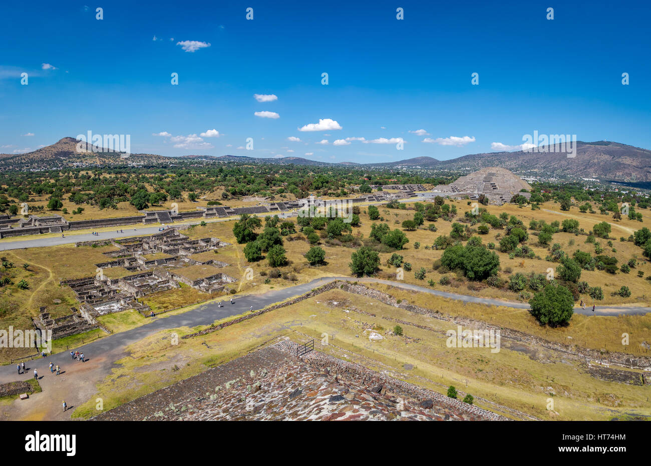 Vista dall'alto di morti Avenue e la Piramide della Luna a Teotihuacan rovine - Città del Messico, Messico Foto Stock