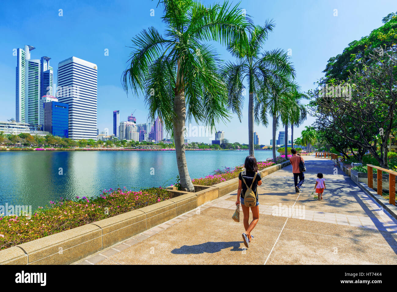 BANGKOK, Tailandia - 01 febbraio: la gente camminare lungo le rive del lago percorso a piedi nel parco Benjakitti che è un famoso parco nel centro cittadino di Bangkok su Febru Foto Stock