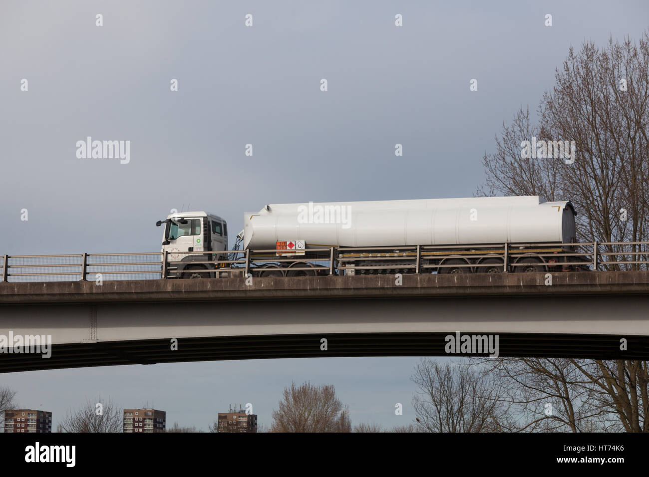 Un carburante senza marchio tanker sulla A5 bypassare Foto Stock