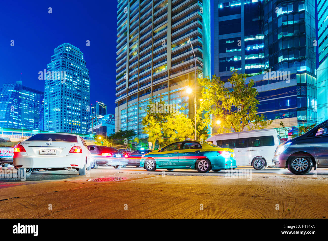 BANGKOK, Tailandia - 01 febbraio: automobili in attesa del traffico nel centro cittadino di Bangkok Asoke zona di notte a febbraio 01, 2017 a Bangkok Foto Stock