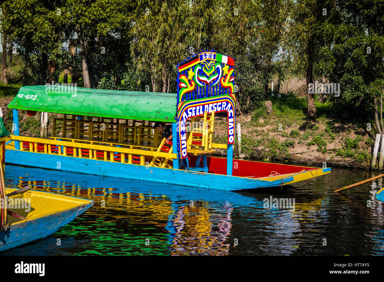Colorate barche messicana con i nomi di donne a Xochimilco flottante della Gardens - Città del Messico, Messico Foto Stock