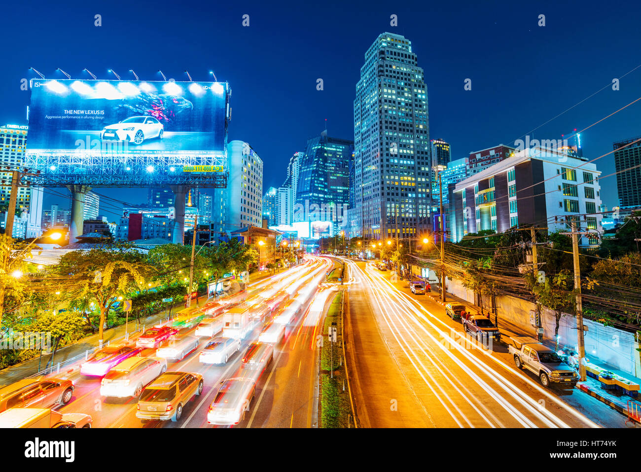 BANGKOK, Tailandia - 01 febbraio: vista notturna del centro cittadino di Bangkok Asoke area. Asoke è una meta turistica molto e la zona business con molti alberghi e skyscrap Foto Stock