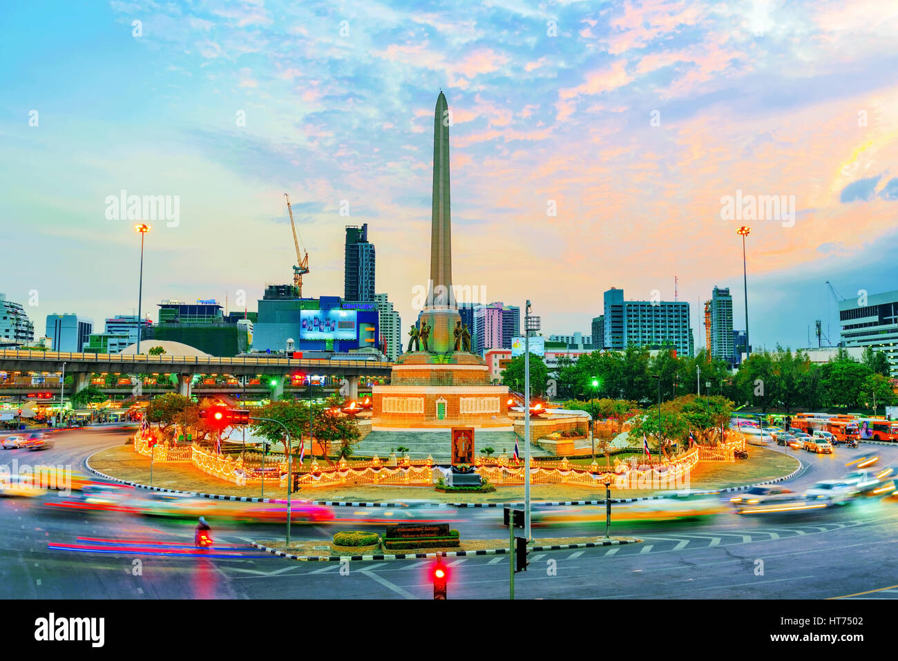 BANGKOK, Tailandia - 02 febbraio: vista del monumento della vittoria con vetture di pilotaggio in passato la sera di febbraio 02, 2017 a Bangkok Foto Stock