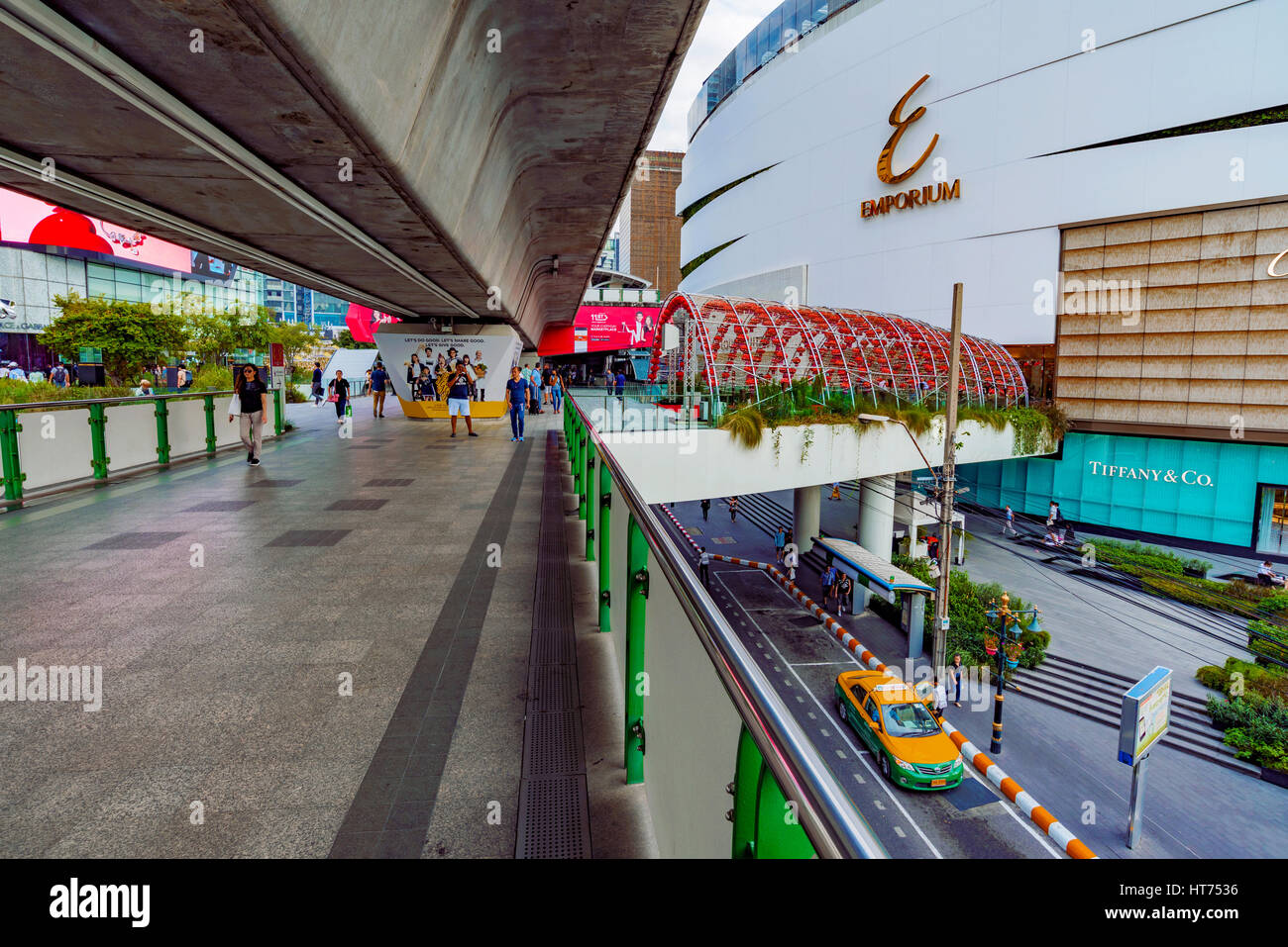 BANGKOK, Tailandia - 03 febbraio: questa è vista dell'ingresso del Emporium Shopping Mall e da un cavalcavia che portano ad altri centri commerciali di lusso in downt Foto Stock