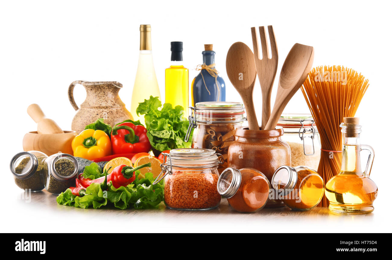 Un assortimento di prodotti alimentari e di utensili da cucina isolati su sfondo bianco Foto Stock