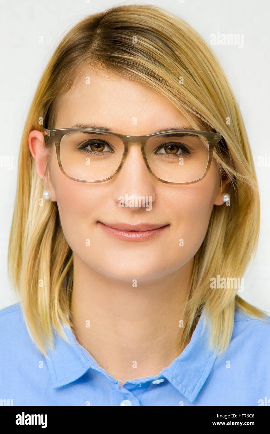 Ritratto di una giovane donna con gli occhiali Foto Stock