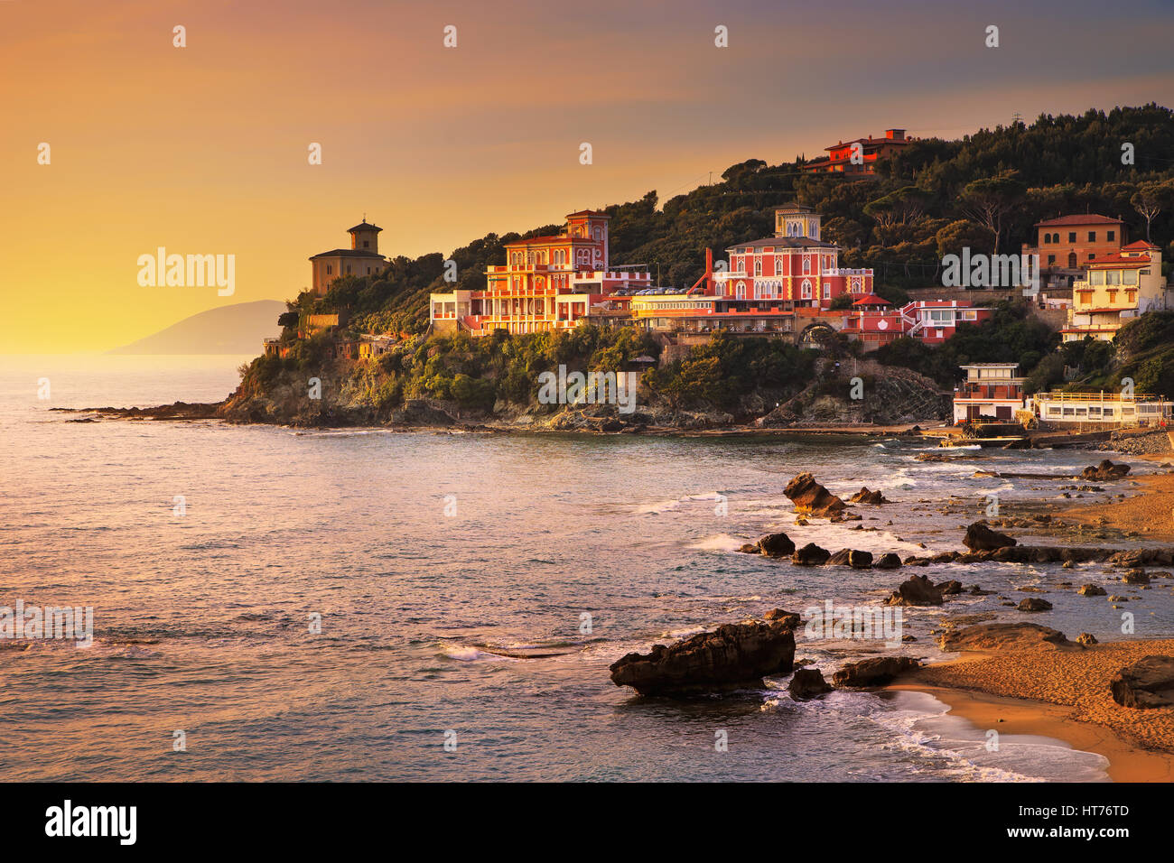Castiglioncello tramonto sulla scogliera di roccia e mare. Toscana, Italia, Europa Foto Stock