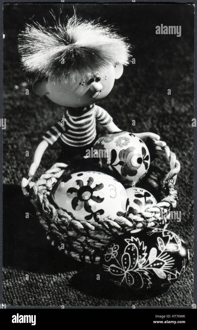 Ungheria - circa 1970: un saluto cartolina di Pasqua stampato in Ungheria, mostra un giocattolo con un paniere di uova di Pasqua, circa 1970 Foto Stock