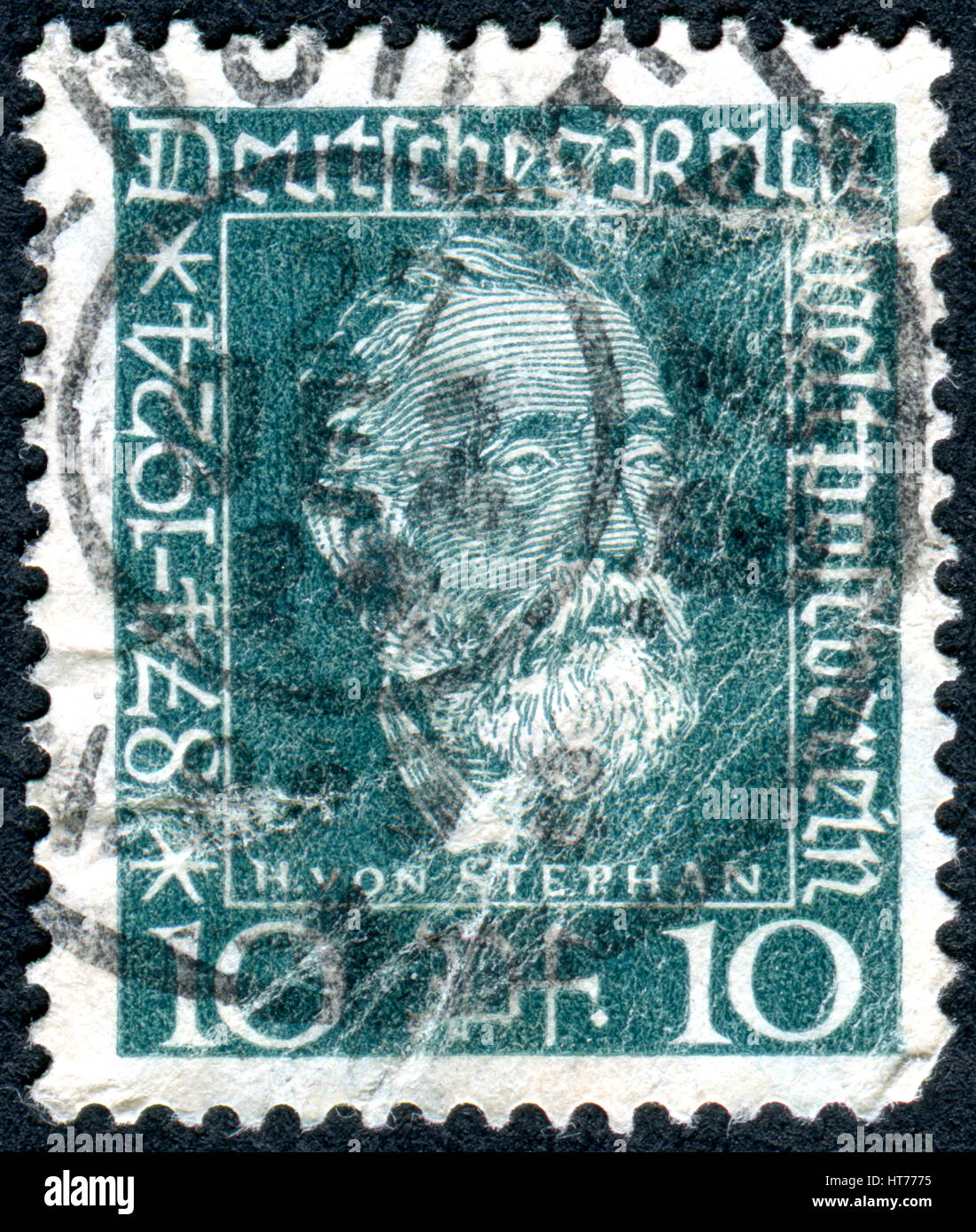 Un timbro stampato in Germania (Deutsches Reich), mostra un ritratto di una generale post direttore per l'impero tedesco Heinrich von Stephan Foto Stock
