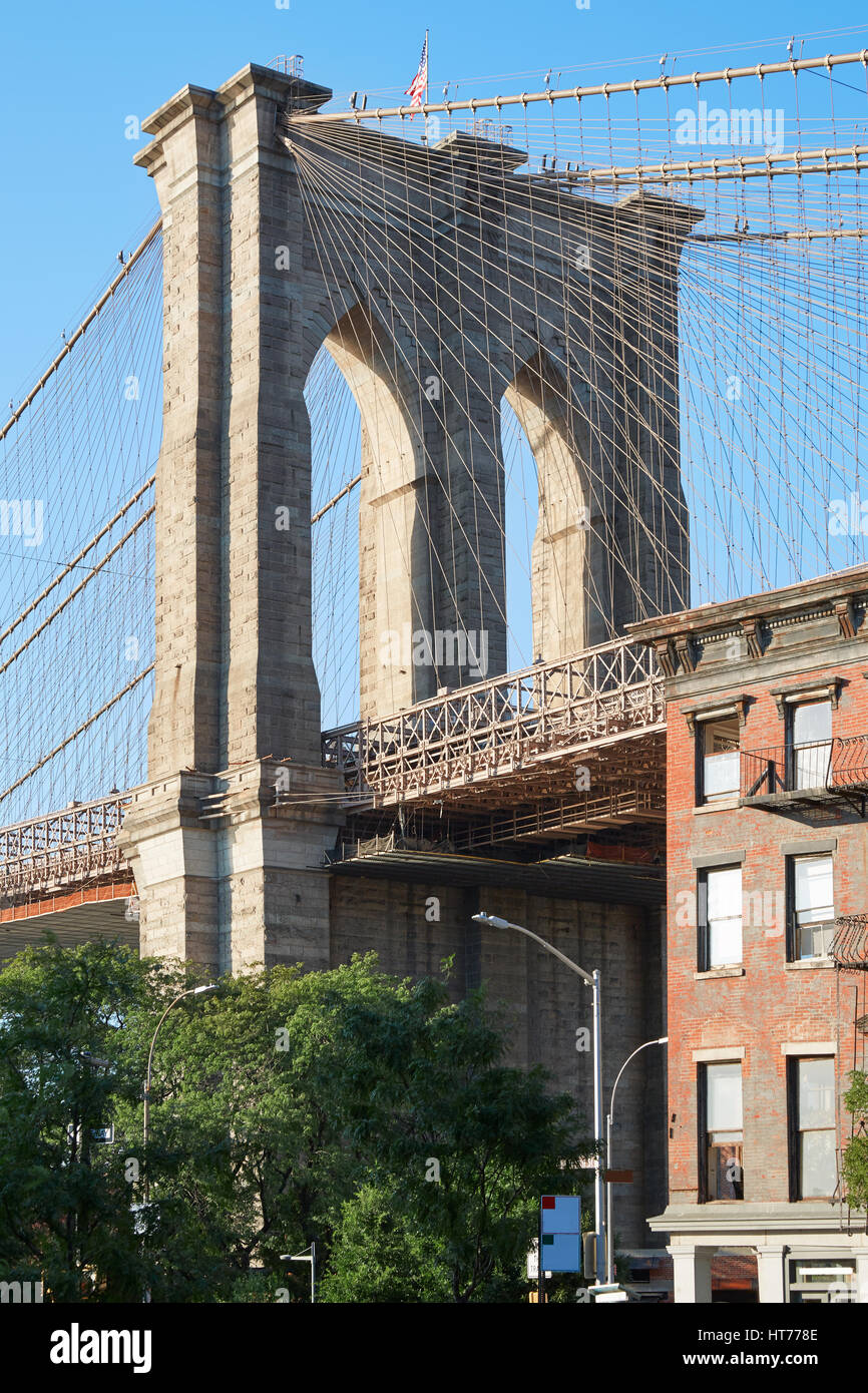 Ponte di Brooklyn pilastro di New York, una luce calda in una giornata di sole Foto Stock