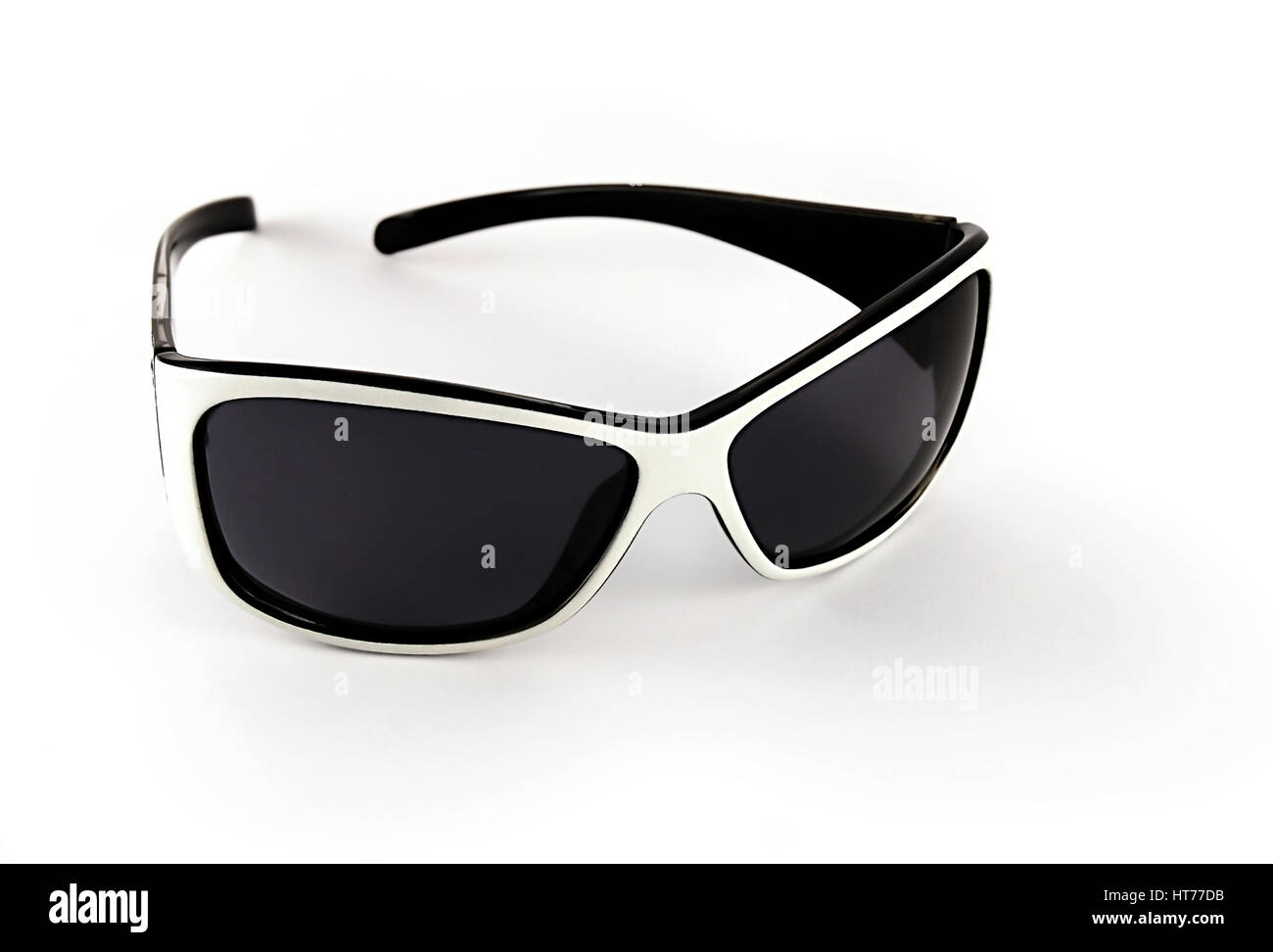 Alla moda di bianco e nero designer occhiali da sole scuri di lenti colorate, isolato su bianco Foto Stock