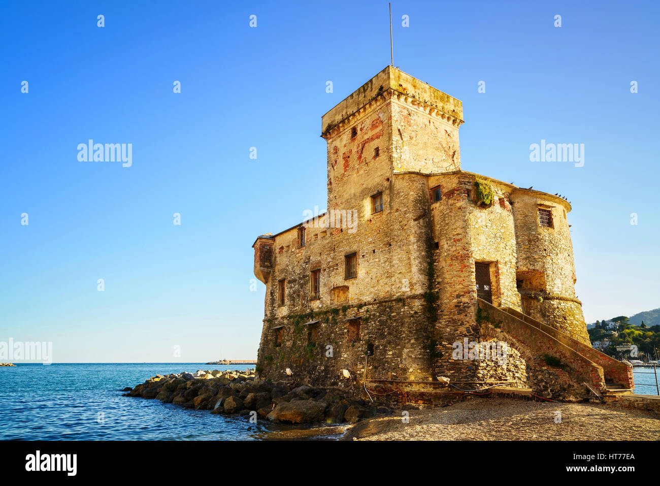 Rapallo, il medievale Castello sul mare. Destinazione di viaggio vicino a Genova, Liguria, Italia Foto Stock