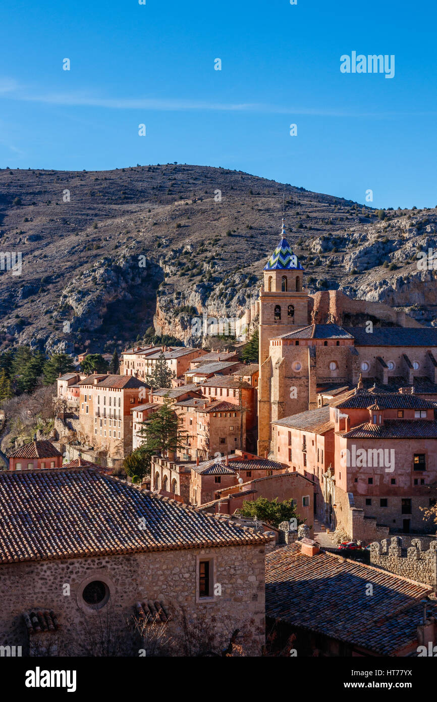Bellissima vista della città medievale Albarracin con la sua chiesa e castello durante il sorgere del sole. Albarracin è situata nella provincia di Teruel, Spagna. Foto Stock