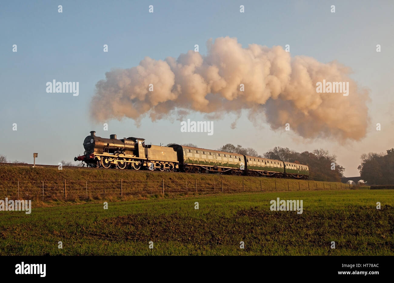 Q 30541 con una carta fotografica presso la ferrovia Bluebell il 2 novembre 2015, visto avvicinarsi Horsted Keynes nella luce dorata. Foto Stock