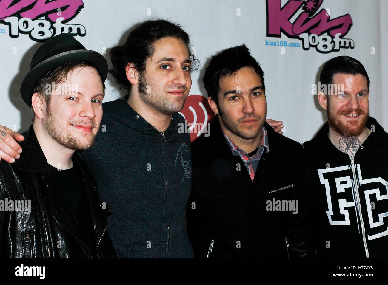 (L-R) Patrick Stump, Joe Trohman, Pete Wentz e Andy Hurley dei Fall Out Boy frequentare KISS 108's Jingle Ball 2013 a TD Garden sul dicembre 14, 2013 a Boston Foto Stock