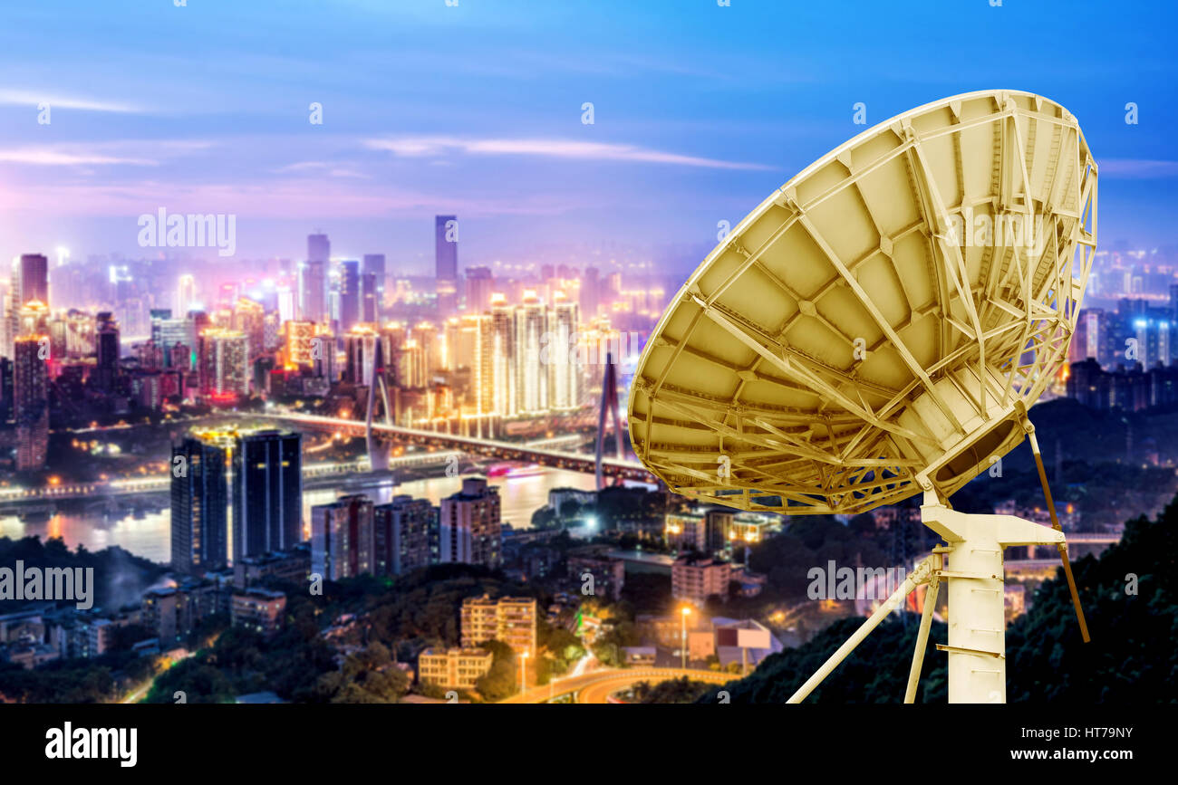 Immagine della parabola satellitare la tecnologia spaziale dei ricevitori Foto Stock