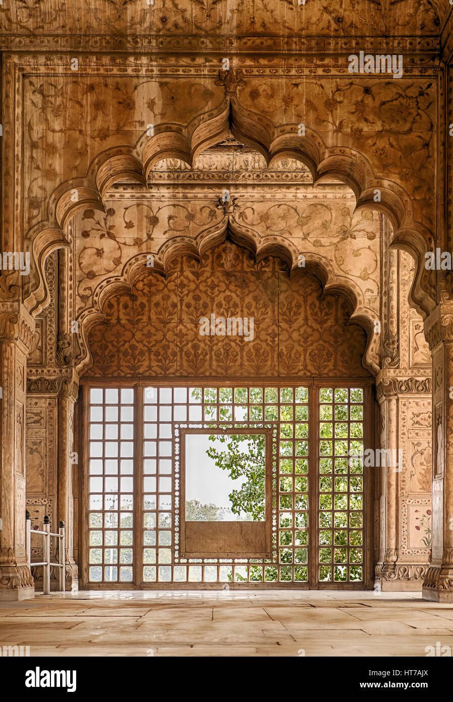 Una serie di archi nella sala dell'udienza privata (divano ho khas) nella Red fort di Delhi, India conduce a una finestra con una vista. Foto Stock