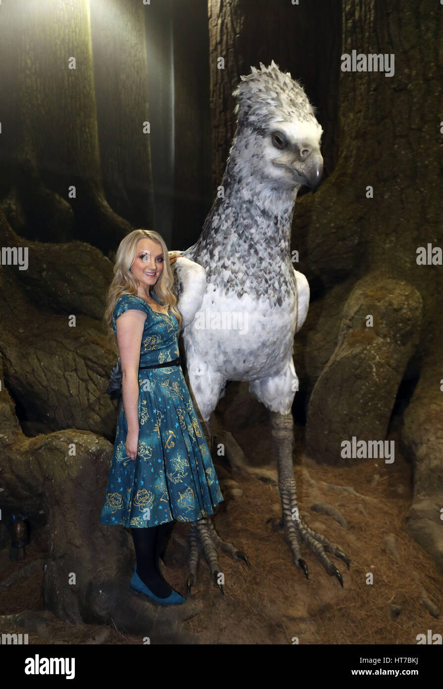 Evanna Lynch con una replica di Buckbeak durante l'anteprima media della realizzazione di Harry Potter, Foresta proibita attrazione per la Warner Bros Studio Tour London. Foto Stock