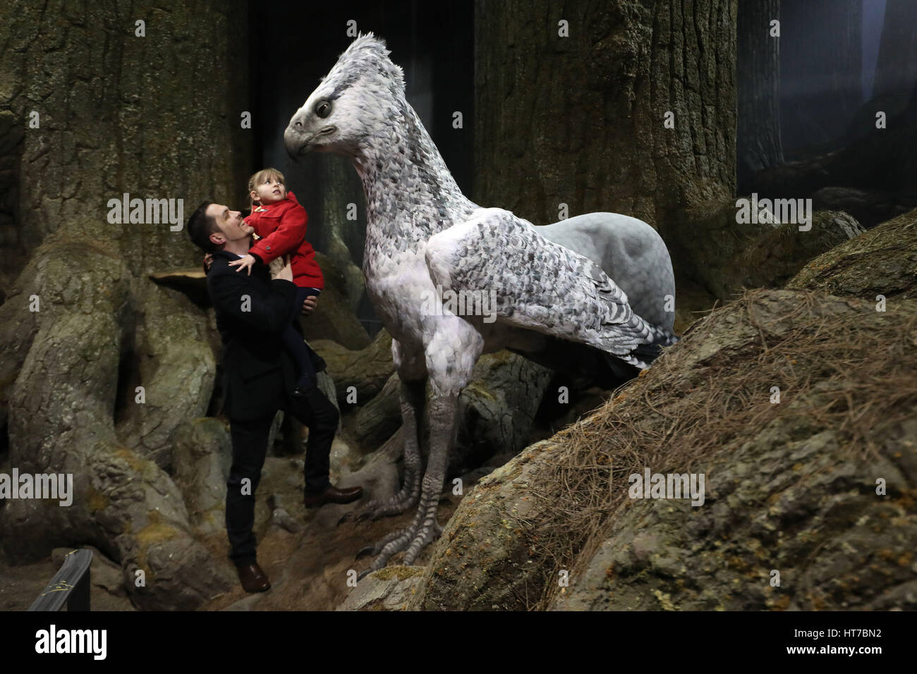 Martin Brown e sua figlia Sophia, 5, guardare una replica di Buckbeak durante l'anteprima media della realizzazione di Harry Potter, Foresta proibita attrazione per la Warner Bros Studio Tour London. Foto Stock