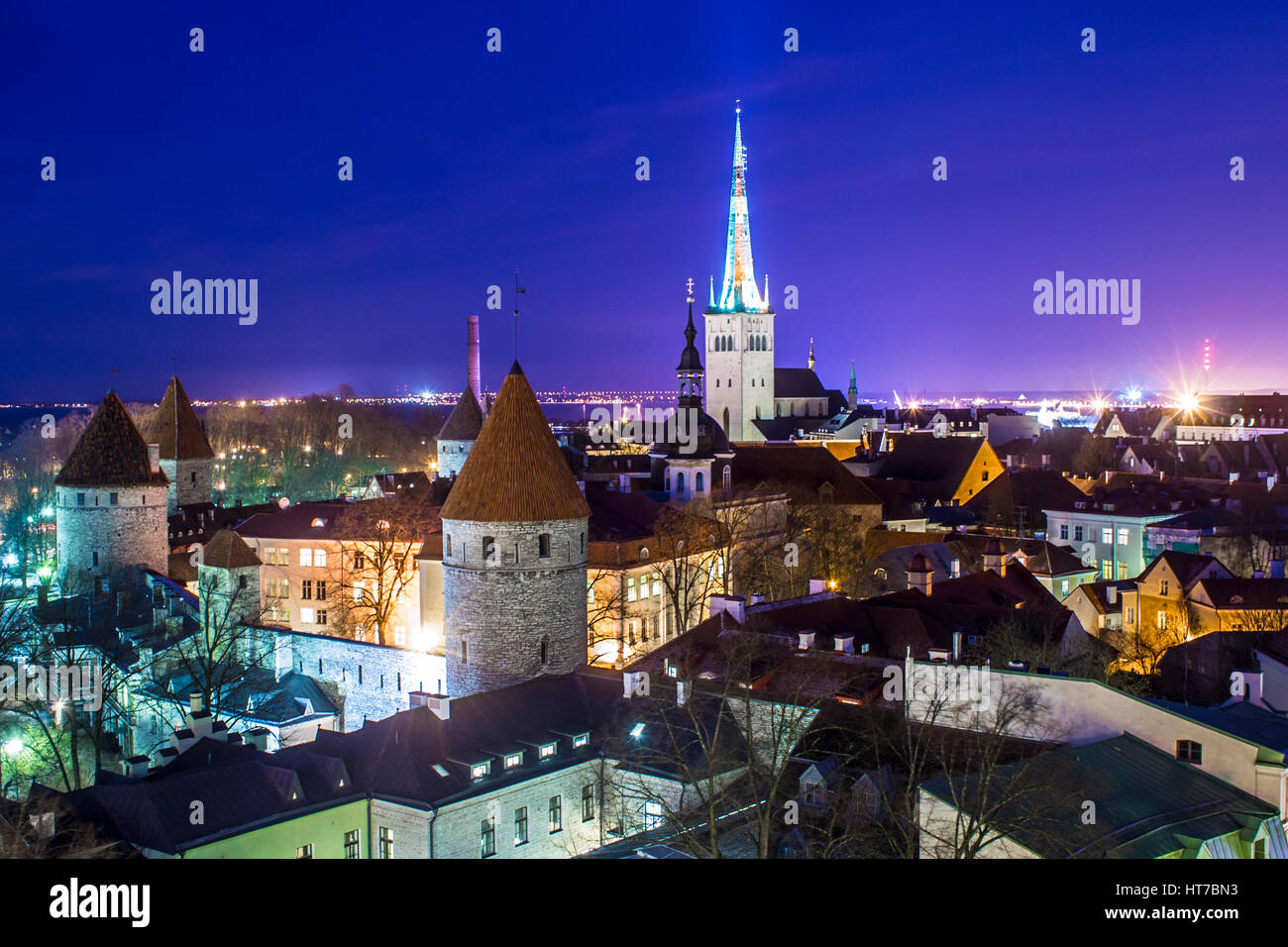 Vista della Città Vecchia di Tallinn al tramonto da un punto di vista di Toompea Hill su una bella notte d'inverno. Un sito del Patrimonio mondiale dal 1997. Foto Stock