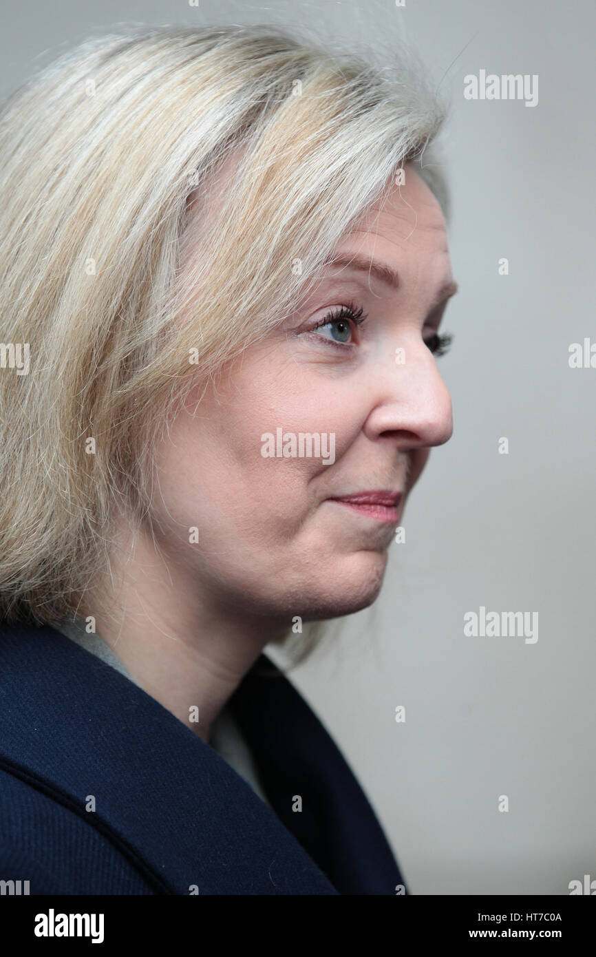 Elizabeth Truss il Segretario di Stato per la giustizia assiste la BBC Andrew Marr Show alla BBC Studios di Londra, 19 Febbraio 2017 Foto Stock