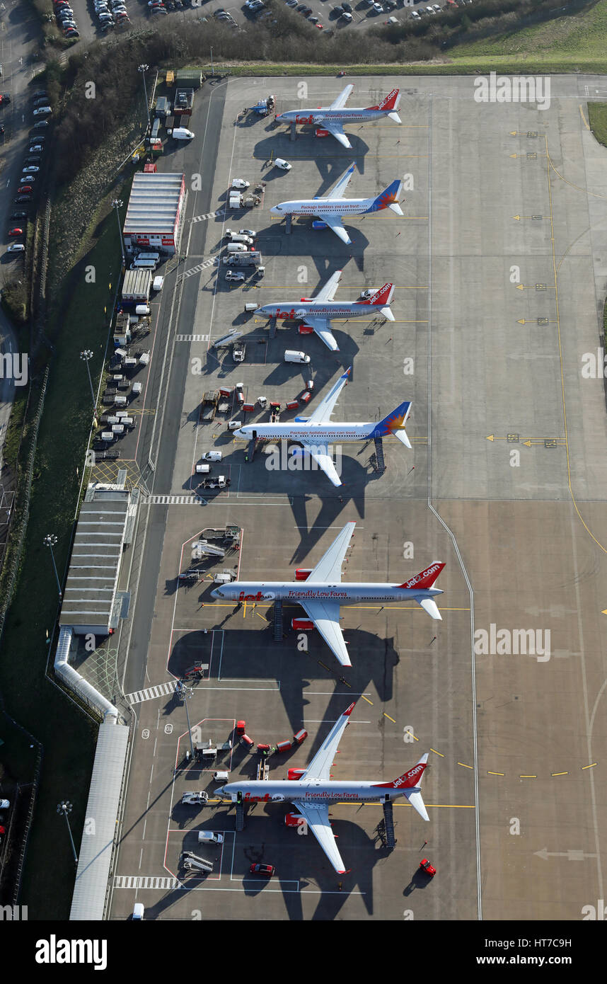 Vista aerea di Jet2.com aeromobili parcheggiati sul piazzale dell'aeroporto di Leeds Bradford, West Yorkshire, Regno Unito Foto Stock