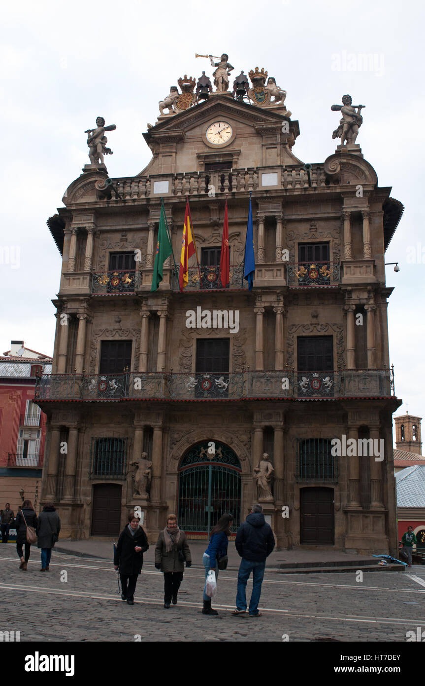 Municipio di Pamplona in Plaza concistoriali, sede del governo municipale e icona di inizio della San Fermin fiesta con la sua esecuzione con i tori Foto Stock
