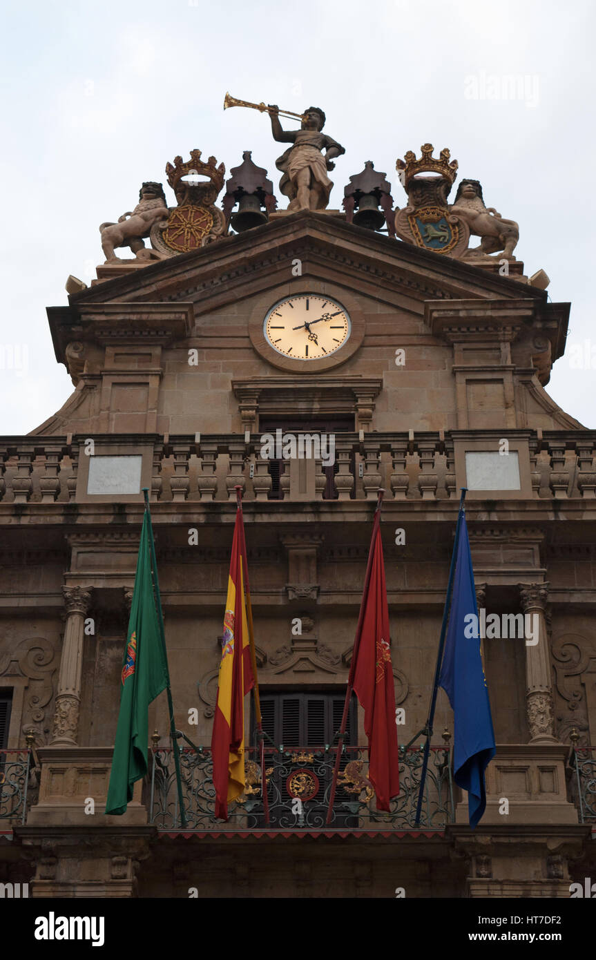 Municipio di Pamplona in Plaza concistoriali, sede del governo municipale e icona di inizio della San Fermin fiesta con la sua esecuzione con i tori Foto Stock