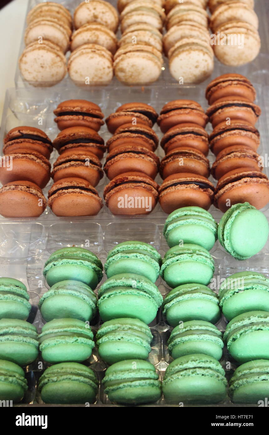 Macaron colorati i cookie in vendita presso il panificio di lusso a Parigi, Francia Foto Stock