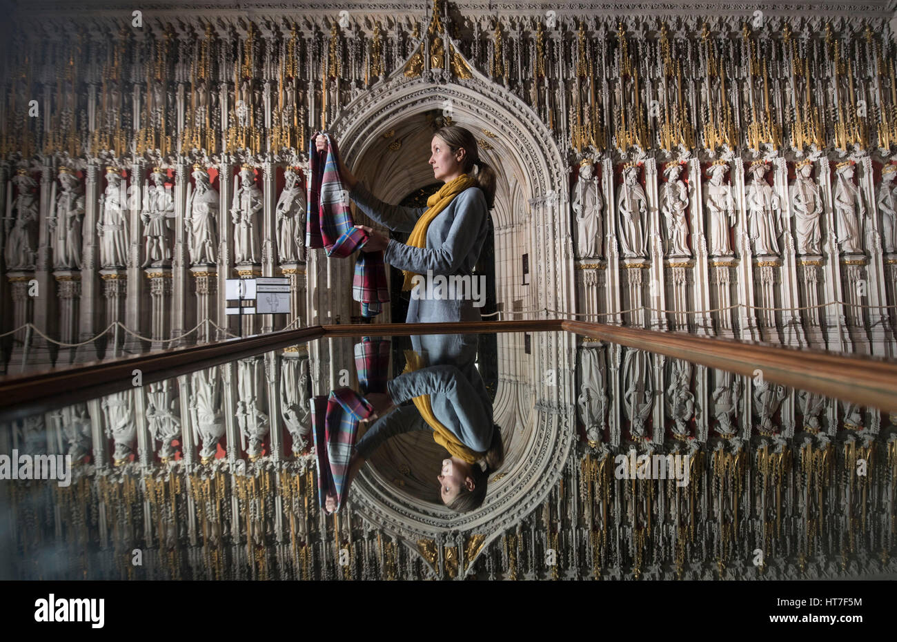 La Giornata Internazionale della Donna viene celebrata alla Cattedrale di York mentre Leanne Woodhurts conserva materiale utilizzato per preparare kit di igiene femminile per le ragazze dei paesi in via di sviluppo, mentre si riflette in uno specchio utilizzato dai visitatori per vedere il soffitto del Ministro. Foto Stock