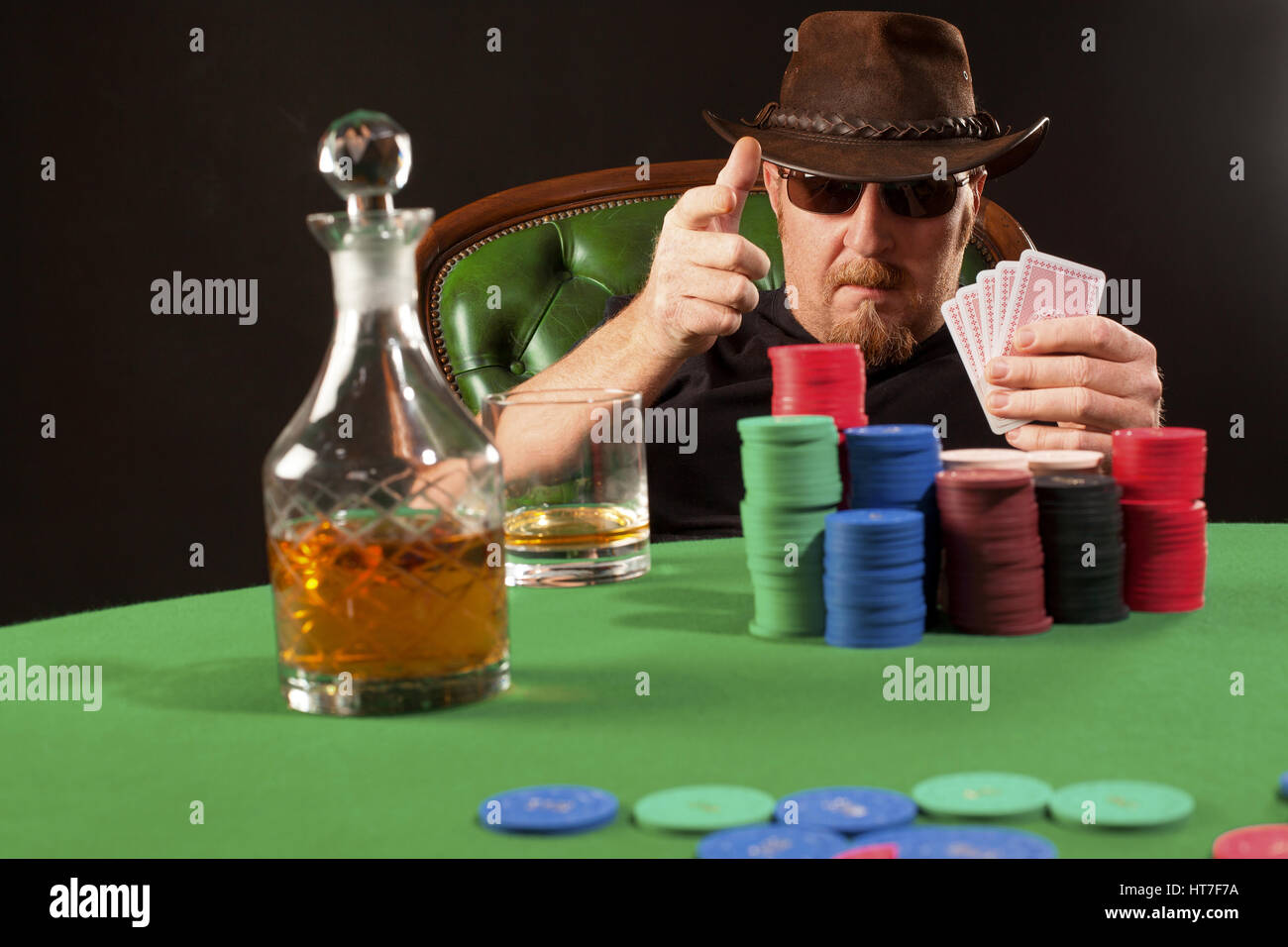 Foto di un uomo giocando a poker indossando occhiali da sole e un cappello  Foto stock - Alamy