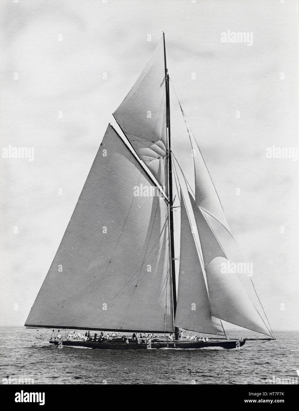 Antique c1900 fotografia, sconosciuto yacht appartenenti a Charles Oliver Iselin. Iselin (1854-1932) era un banchiere americano e diportisti. Egli ha partecipato e vinto sei consecutivi di Coppa America gare nel 1887, 1893, 1895, 1899, 1901 e 1903. Egli possedeva yachts 'Defender," "dipendenza", "Columbia" e altri. Fotografia di Winslow di Providence, Rhode Island. Fonte: argento originale stampa di gelatina. Foto Stock