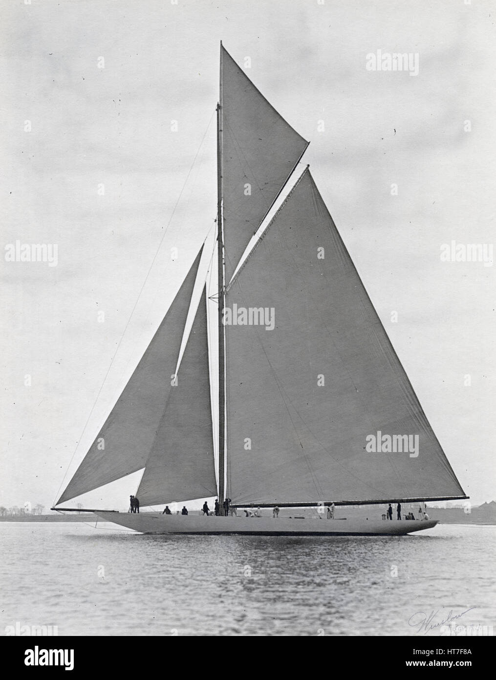 Antique c1900 fotografia, sconosciuto yacht appartenenti a Charles Oliver Iselin. Iselin (1854-1932) era un banchiere americano e diportisti. Egli ha partecipato e vinto sei consecutivi di Coppa America gare nel 1887, 1893, 1895, 1899, 1901 e 1903. Egli possedeva yachts 'Defender," "dipendenza", "Columbia" e altri. Fotografia di Winslow di Providence, Rhode Island. Fonte: argento originale stampa di gelatina. Foto Stock