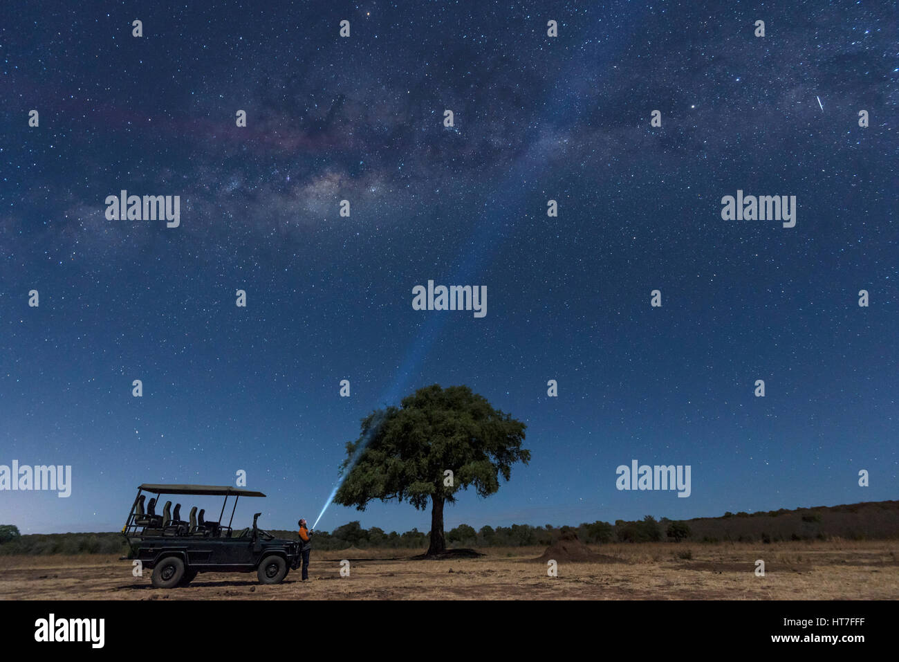 Un lone stargazer guardato le stelle in Africa Foto Stock