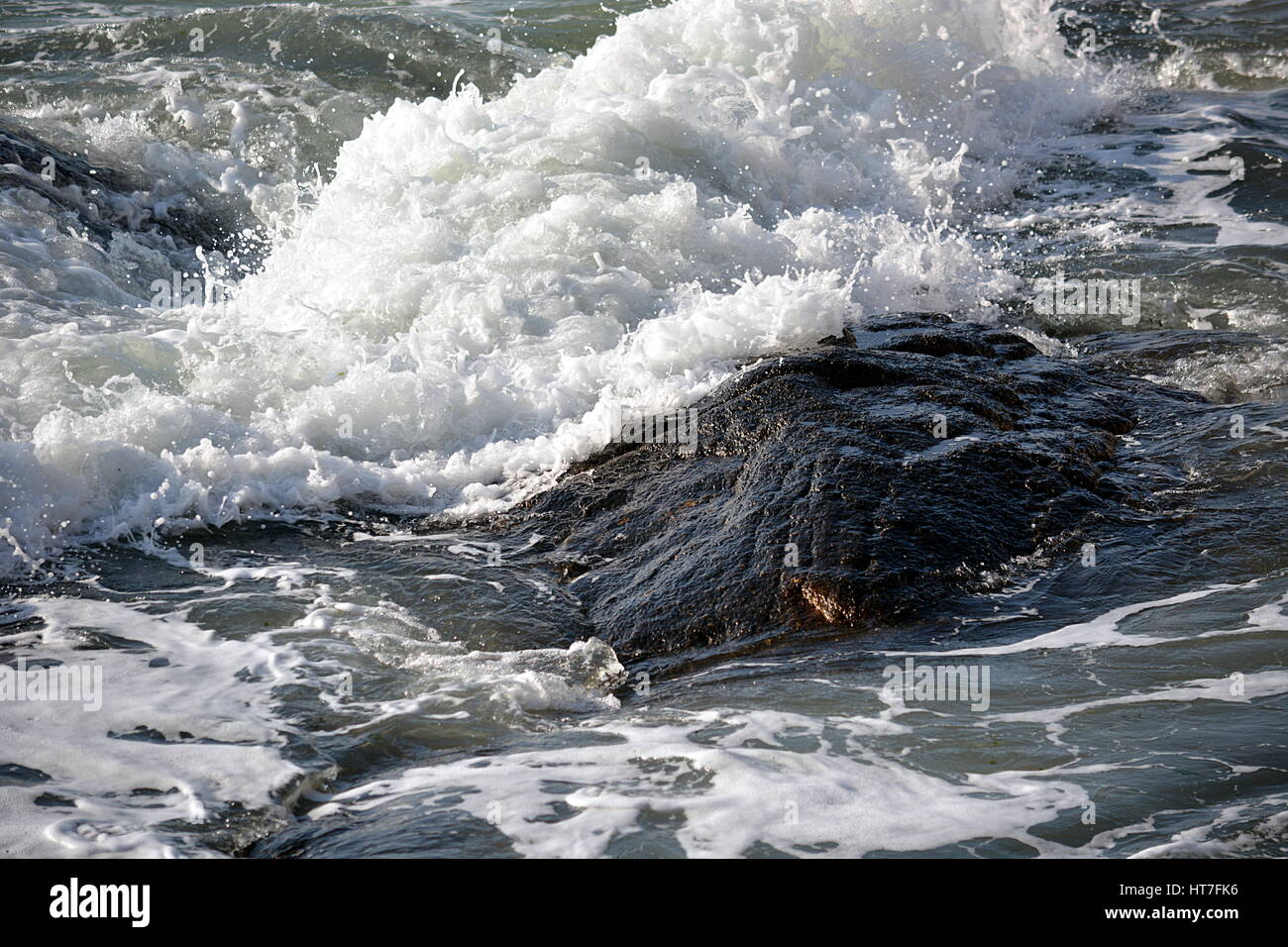 Vagues sur les rochers . Foto Stock