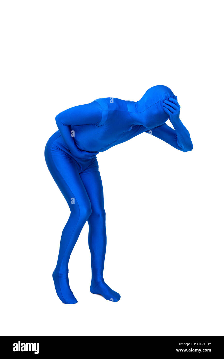 Misterioso uomo blu in costume ha dolori di stomaco Foto Stock
