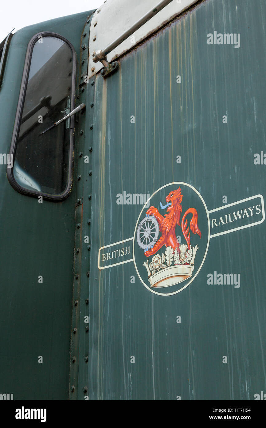 Inglese locomotiva elettrica per una finestra di una cabina con British Railways insegne Foto Stock