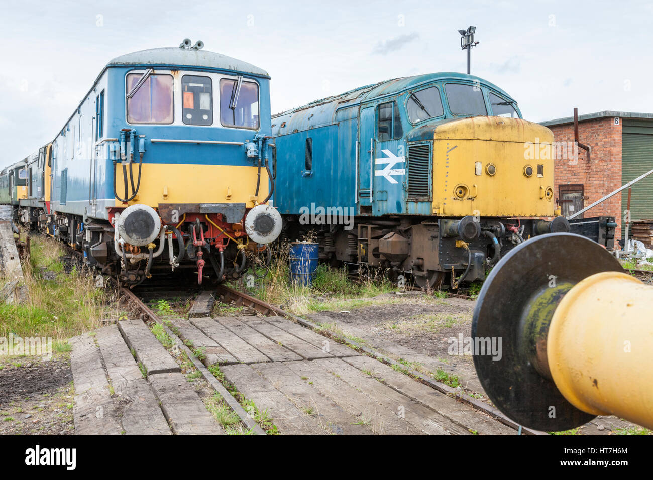 Molte vecchie locomotive diesel in attesa di restauro a Nottingham Transport Heritage Centre, Wolverhampton, Nottinghamshire, England, Regno Unito Foto Stock