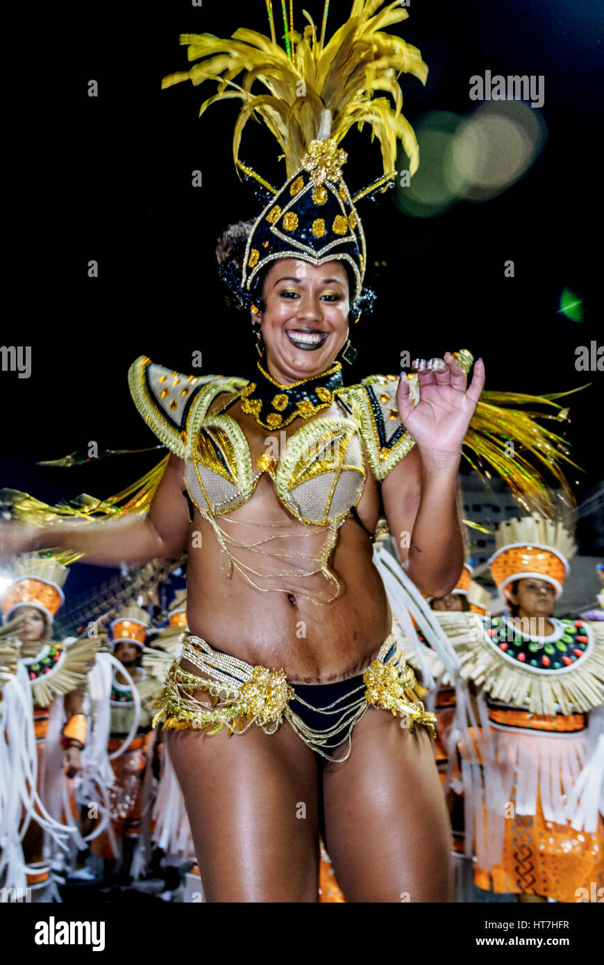 Il Brasile, Stato di Rio de Janeiro, città di Rio de Janeiro, ballerino di Samba nella sfilata di carnevale. Foto Stock