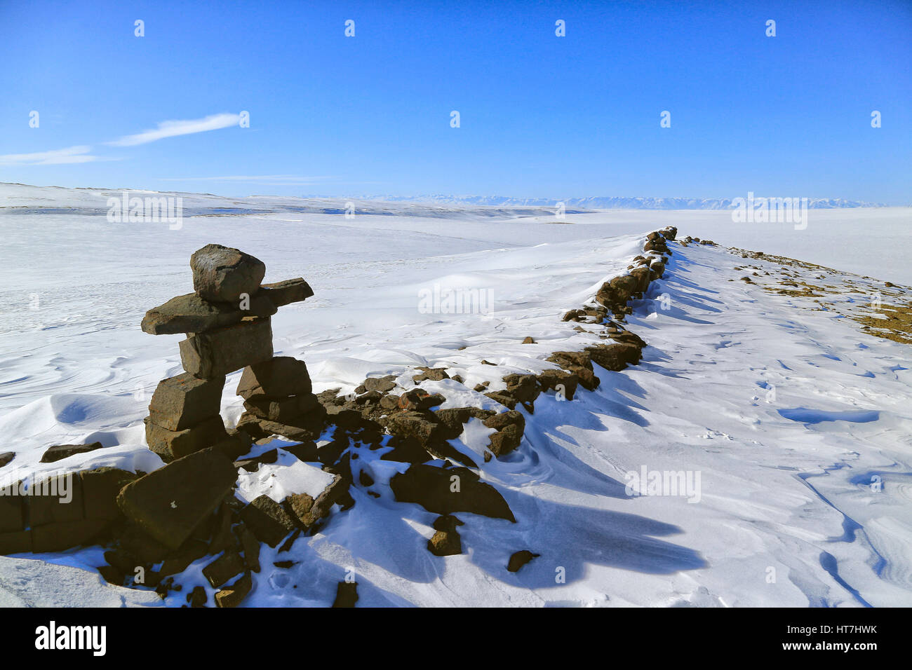 Una roccia Cairn marker utilizzato come Visual Waypoint da locali cacciatori Inuit e in motoslitta Expeditions Foto Stock