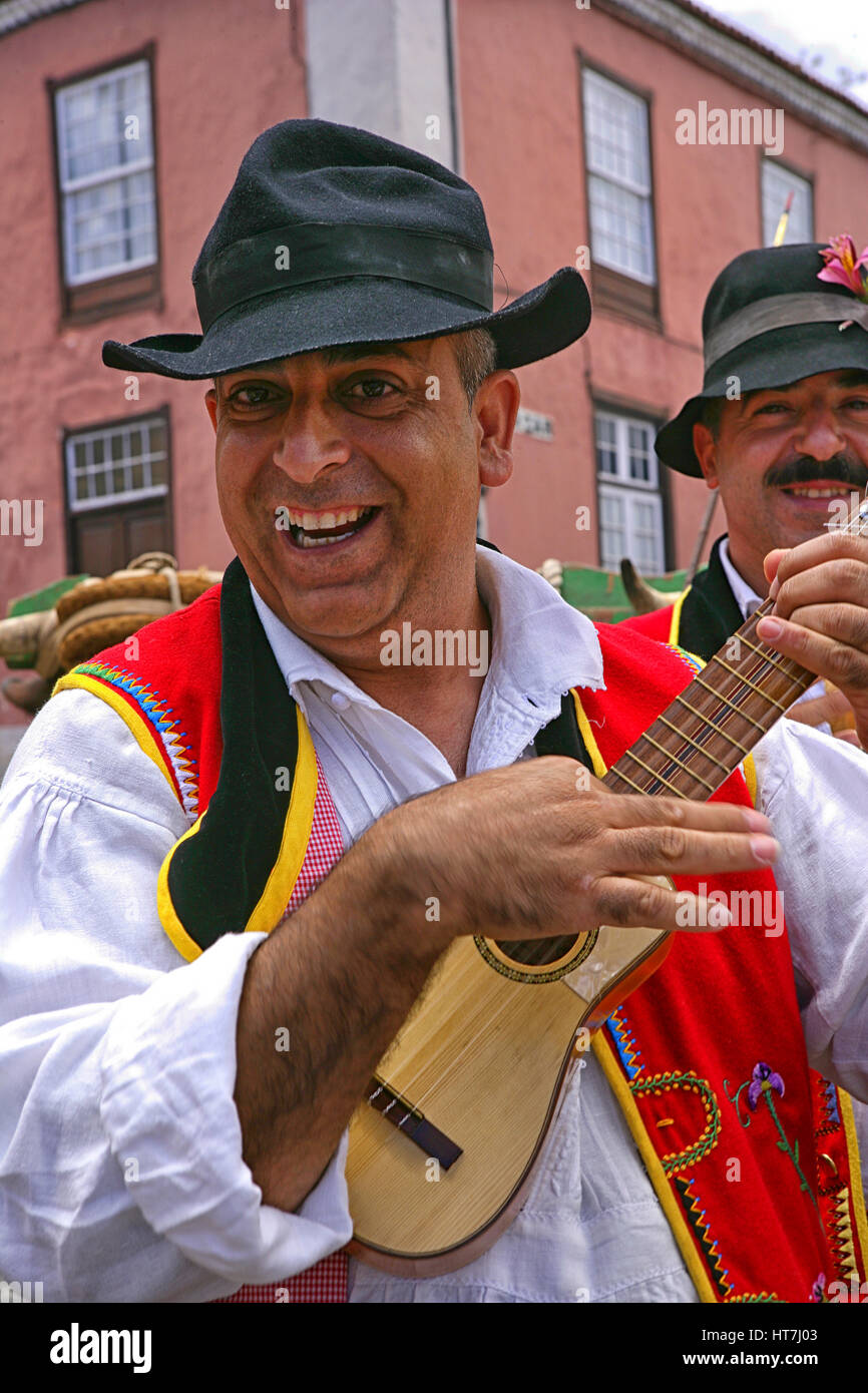 Ritratto di un uomo sorridente in un abito tradizionale giocando Ukelele Foto Stock