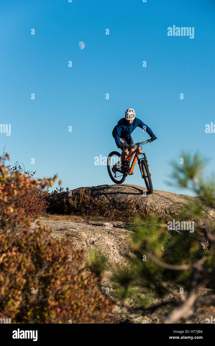 Alex Leich Mountain Bike sul nudo di lastre di granito di Whitehorse listello in North Conway, New Hampshire Foto Stock