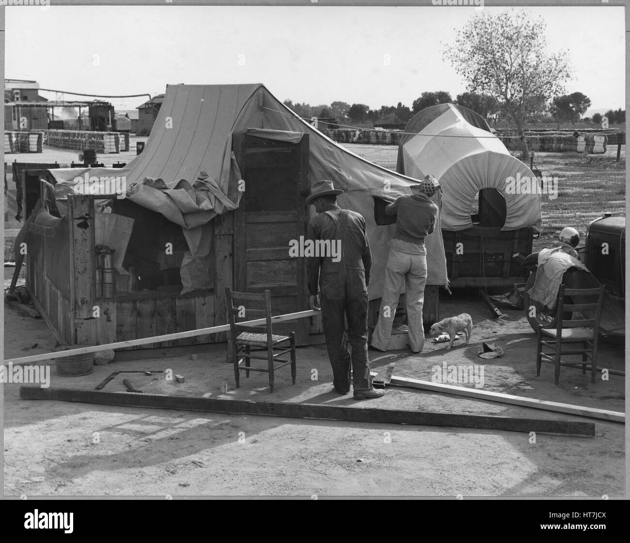 Fotografia di raccoglitrici di cotone lavorando per migliorare il loro alloggiamento, Chandler, Arizona, novembre 1940. Immagine cortesia Dorothea Lange/US National Archives. Foto Stock