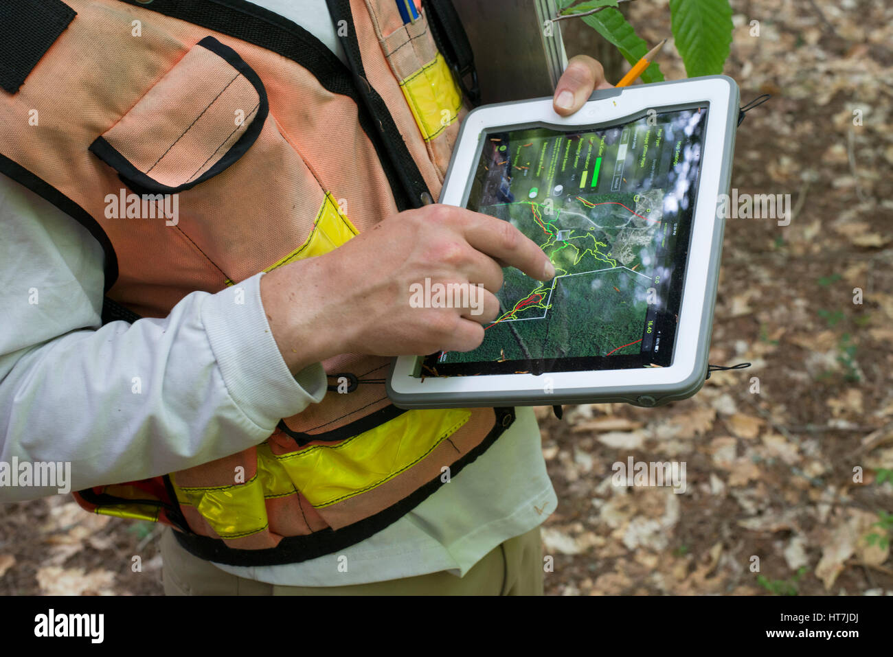 Una persona che tiene il tuo Ipad per la mappatura e la misurazione a preservare in New Hampshire Foto Stock