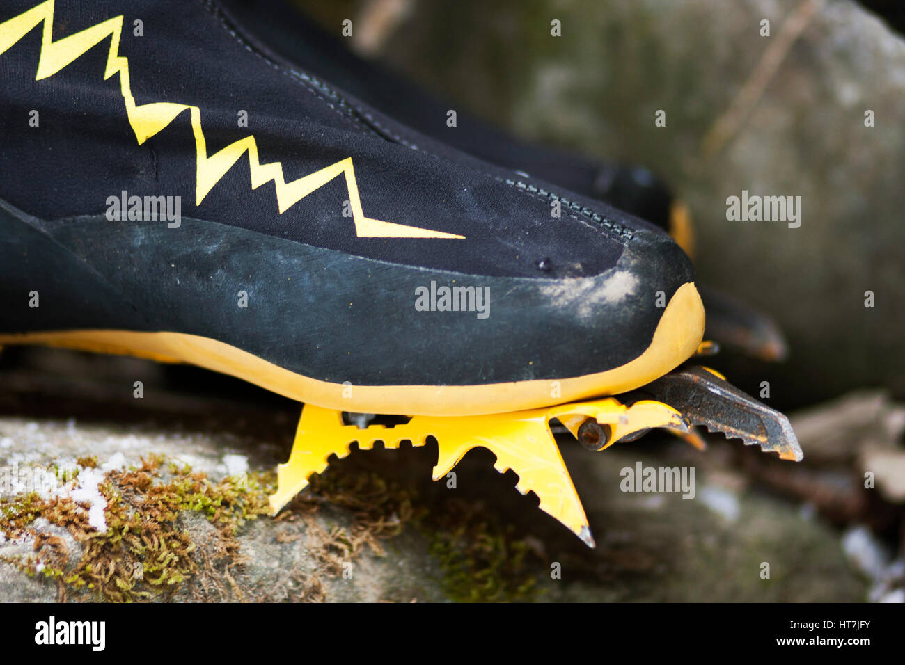 Close-up di ghiaccio scarpe da arrampicata Foto Stock