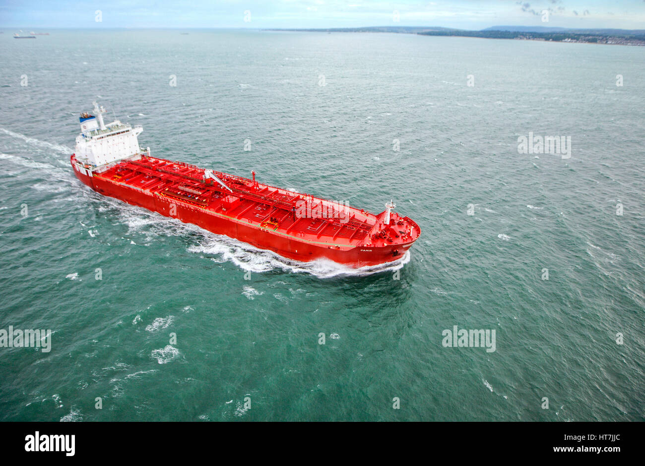 La petroliera nel Solent che è lo stretto che separa l'Isola di Wight dalla terraferma di Inghilterra Foto Stock