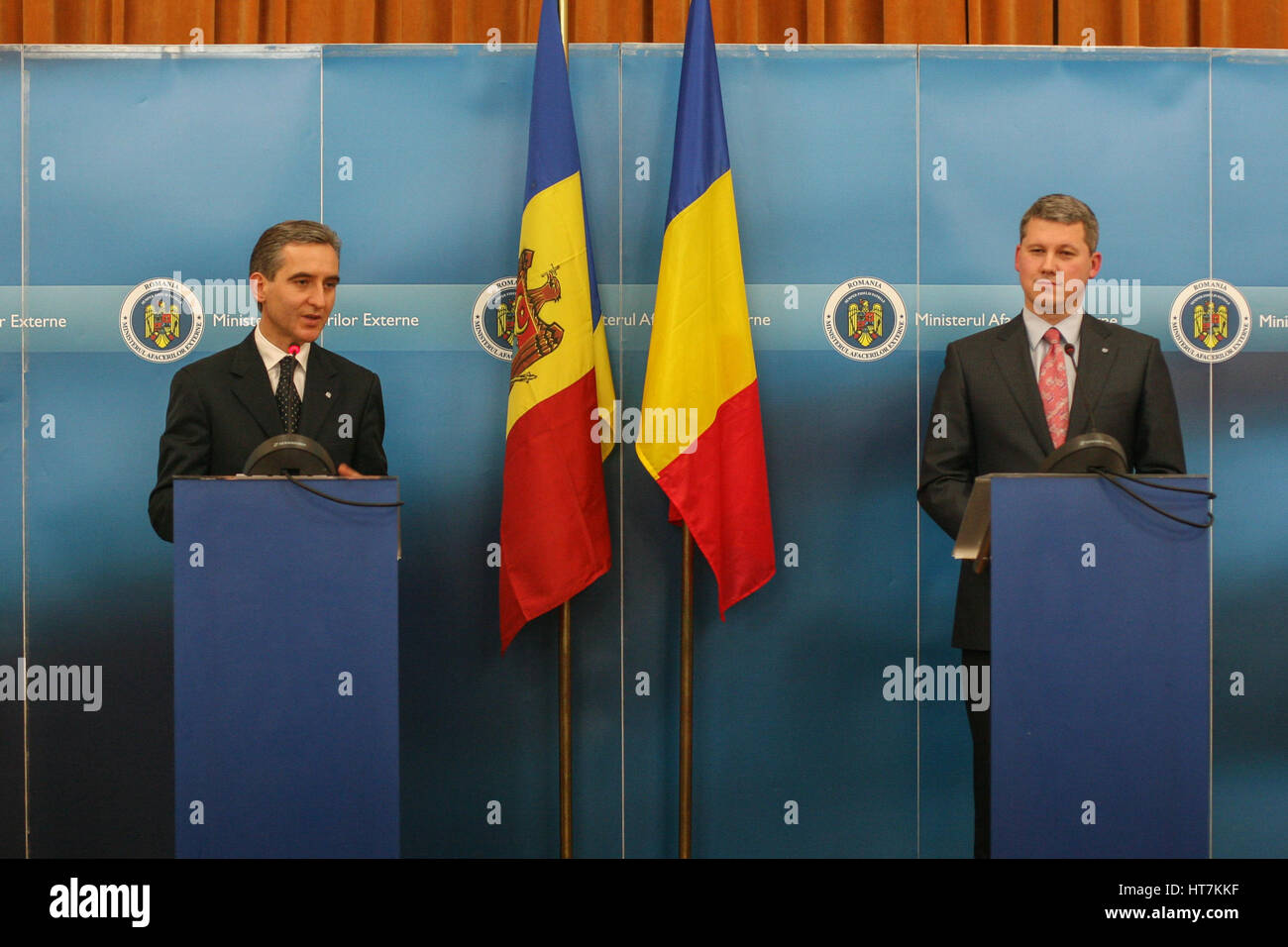 Bucarest, Romania, 12 Novembre 2009: il Ministro degli Affari Esteri e dell'integrazione europea dalla Repubblica di Moldavia, Iurie Leanca e Rumeno straniera Foto Stock