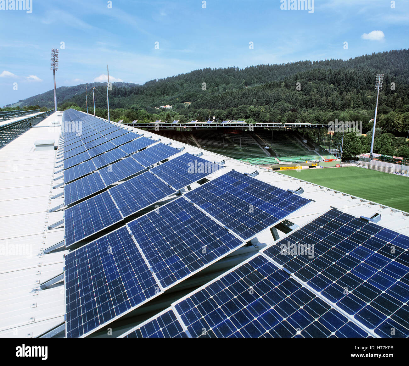 A 100 kW installazione di generazione di elettricità celle fotovoltaiche sul tetto del Dreisam stadio sportivo di Freiburg im Breisgau, Germania. Foto Stock